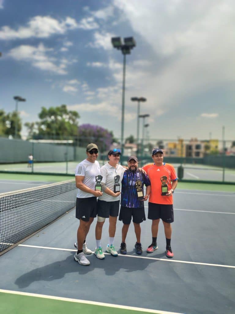 Jugadores del Torneo de Dobles Varonil Categoría B con trofeos en Club Casablanca Santa Mónica